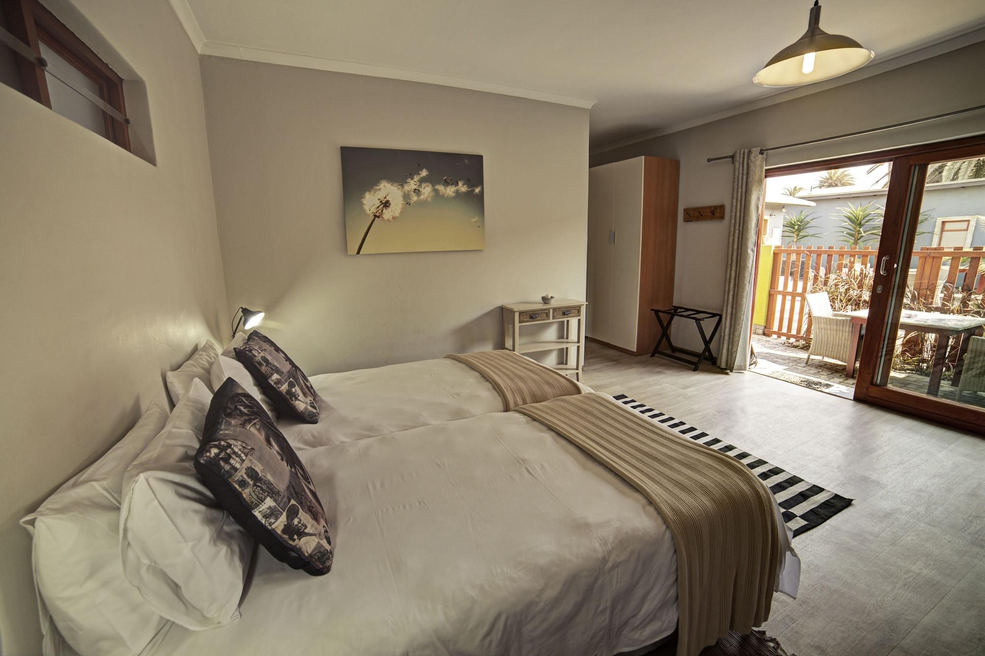 Organic Stay Guesthouse Суакопмунд Екстериор снимка
