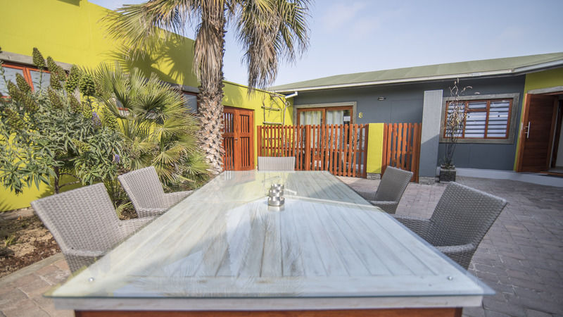 Organic Stay Guesthouse Суакопмунд Екстериор снимка